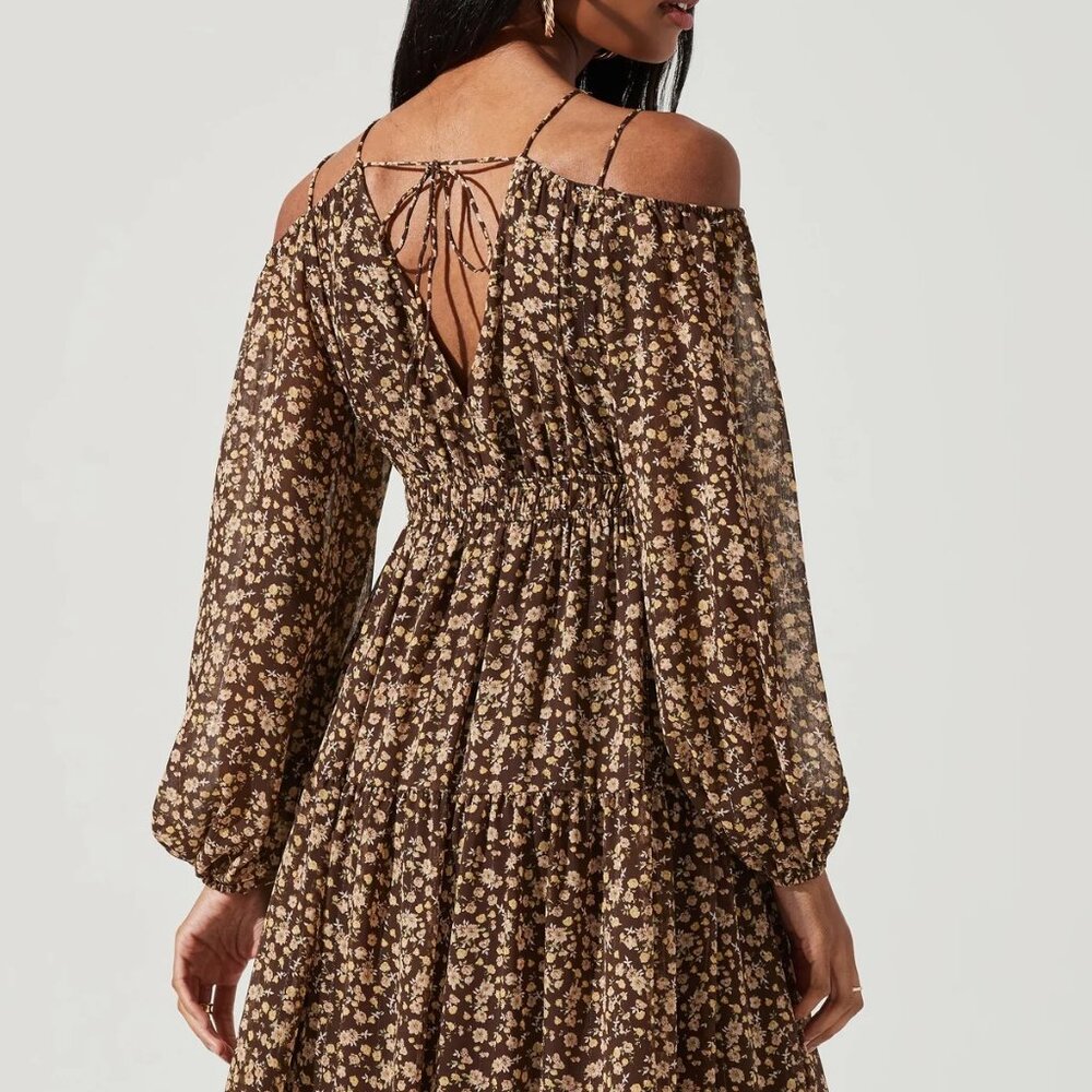 ASTR The Label Ciri Floral Cold Shoulder Long Sleeve Dress — M